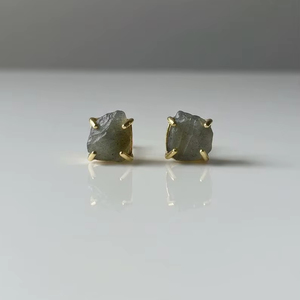 Boucles d'oreilles minimalistes en argent sterling 925 plaqué or 14 carats avec petit cristal brut de labradorite, cadeau de bijoux - Product Image 1