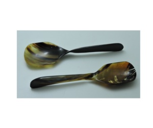 Juego de 2 servidores de ensalada de cuerno de alta demanda, cucharas de cuerno hechas a mano con cuerno natural de búfalo a un precio asequible. - Product Image 3