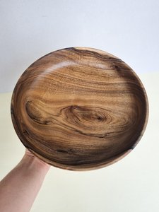 Bol en bois de noyer fait main, artisanal, pour la décoration de la cuisine et le service à table - Product Image 4
