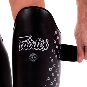 Protège-tibias Fairtex de qualité supérieure en cuir véritable, couleur et logo personnalisables, sangles réglables à scratch pour Muay Thai - Product Image 6