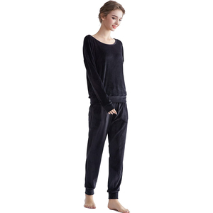 Ensemble de survêtement pour femme en 2 pièces, logo personnalisé imprimé, vêtements de sport légers et sans couture - Product Image 2
