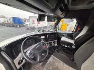 Tracteur routier International LT625 2020 d'occasion en excellent état avec transmission automatique, 207 943 miles - Product Image 3