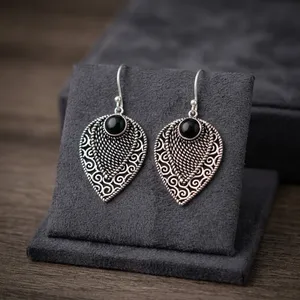 Boucles d'oreilles en onyx noir naturel et laiton |   Boucles d'oreilles pendantes en pierres précieuses faites à la main |   Bijoux en gros - Product Image 1