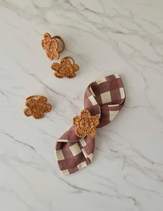 Ensemble de serviettes de table en forme de fleurs délicates pour une présentation de table élégante et raffinée. - Product Image 1