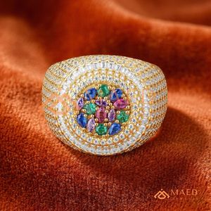 Anillo de Oro Amarillo de 18K para Hombre con Incrustaciones de Piedras Preciosas Arcoíris, Banda Abombada, Joyería Hip Hop, Anillo con Diamantes de Corte Baguette y Redondo - Product Image 1