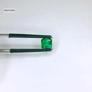 พลอยมรกตแซมเบียทรงสี่เหลี่ยมแปดเหลี่ยมขนาด 0.78 กะรัต ขนาด 5.60x5.50x3.60 มม. สีเขียวเข้ม เหมาะสำหรับแหวนและเครื่องประดับชั้นดี - Product Image 1