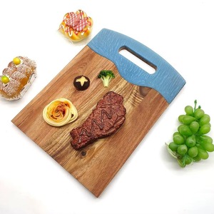 Planche à découper en bois naturel 100% personnalisable en taille, pour accessoires de cuisine et utilisation alimentaire, pour couper les légumes - Product Image 1