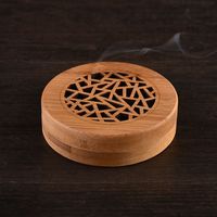 Brûleur d'encens indien en bois durable et décoré, rehaussant les thèmes intérieurs, surface soigneusement finie, ambiance héritage authentique.