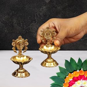 Lampe à huile Diya en laiton artisanal avec motif de conque du Dieu Vishnu, Deepak traditionnel indien pour Pooja, Diya décoratif en laiton pour temple hindou - Product Image 4