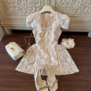Robe de soirée mini élégante en satin sans bretelles, imprimé floral, avec sequins et détail nœud floral, coupe trapèze, avec soutien-gorge intégré - Product Image 1