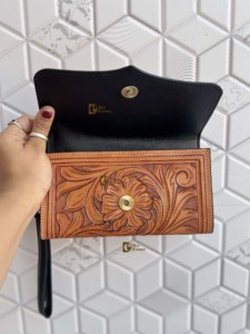 Cartera de mano de cuero tallado a mano con patrón a cuadros en blanco y negro, multiusos, de cuero occidental para mujer. - Product Image 4