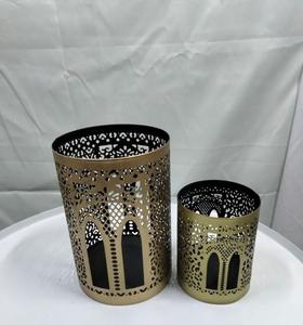 Lanterne à bougie en métal conçue pour une utilisation intérieure et extérieure, décoration de mariage et embellissement lumineux festif - Product Image 1