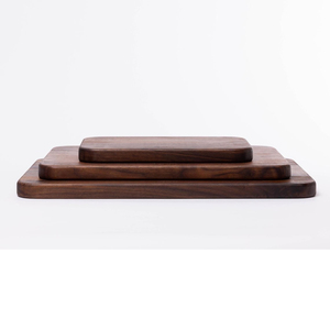 Ensemble de planches à découper en bois de noyer de qualité supérieure avec finition à grain naturel profond, bords arrondis doux et poignée intégrée à découpe latérale - Product Image 4