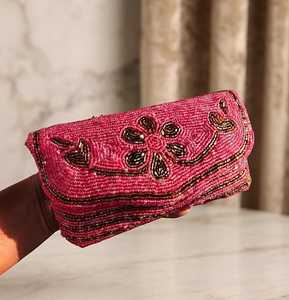 Pochette de soirée rectangulaire en coton rose faite à la main avec perles et broderie florale, fermeture dorée - Product Image 2