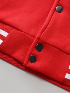 Fabricante de Chaquetas Universitarias Personalizadas de Alta Calidad, Chaqueta Deportiva con Parche de Logotipo, Cierre de Botones, Color Sólido - Product Image 4