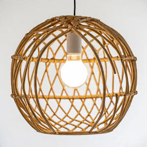 Luminaire suspendu en rotin de forme arrondie, couleur naturelle, design tendance, luminaire suspendu pour le salon - Product Image 1