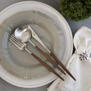 Juego de Cubiertos de Metal Moderno Diseñado para Cenas Comunitarias y Comidas Informales, Apto para Uso Continuo - Product Image 2