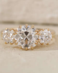 Anillo de compromiso y boda vintage de oro amarillo de 14K con diamante de corte cojín cultivado en laboratorio IGI, engaste de garras hecho a mano, banda de eternidad, para fiesta - Product Image 4