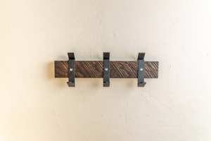 Perchero de pared de madera de roble y hierro premium 2026 con ganchos metálicos fuertes, organizador montado para abrigos, bolsos, mochilas, batas y toallas - Product Image 3