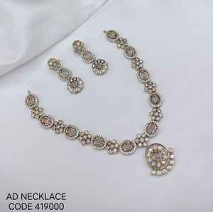 ชุดสร้อยคอพร้อมต่างหูและมงกุฎประดับเพชรซิร์คอนดีไซน์ดอกไม้เคลือบทองโบราณคุณภาพเยี่ยมแบบดั้งเดิมสำหรับงานหมั้น - Product Image 1