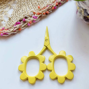 Ciseaux à broder de qualité supérieure avec fleurs jaunes brodées, en acier inoxydable, à pointe fine, pour la couture - Product Image 1
