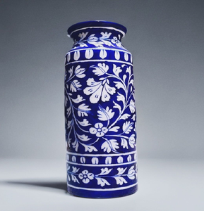 Vase globe en céramique bleu marine classique et blanc à motifs floraux, qualité supérieure disponible à prix de gros. - Product Image 6