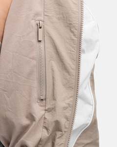 Veste coupe-vent personnalisée avec logo pour femme, survêtement à fermeture éclair intégrale avec col montant et passepoil contrastant en tissu froissé léger - Product Image 5