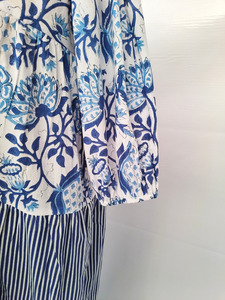 Robe longue maxi décontractée pour femme, en coton, style kaftan, imprimé floral bleu et blanc, col noué, idéale pour les vacances - Product Image 4