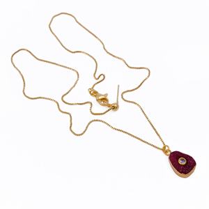 El Joyero Collar con colgante de rubí teñido en forma de hebra, moderno, piedra de nacimiento de julio, piedra curativa, chapado en oro, hecho a mano, con bisel y dije - Product Image 4