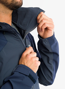 เสื้อแจ็คเก็ตผู้ชายแบบมีฮู้ด ผ้า softshell กันน้ำ ซิปปิด สีตัดต่อ เหมาะสำหรับกิจกรรมกลางแจ้ง เดินป่า กันลม ทรงปกติ สีน้ำตาลดำ - Product Image 4