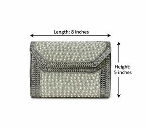Elegante Bolso de Mano Tipo Clutch de Metal Pulido Estilo Antiguo Moderno con Intrincado Trabajo de Abalorios, Perlas Blancas y Diseño de Cierre con Solapa Esculpida - Product Image 4