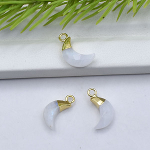 Amuleto de Luna Creciente de Piedra Lunar Natural |   Diseño de colgante chapado en oro de 5x16 mm - Product Image 3