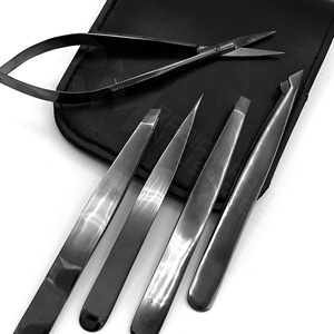 Juego de pinzas para cejas y tijeras de resorte RMI de alta calidad con revestimiento de color negro plasma y estuche magnético de cuero negro - Product Image 5