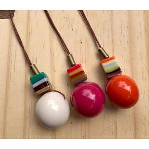 Collier en résine de mode fait à la main pour les marchés de vente au détail, de gros et d'exportation, mettant en vedette des artisanats faits à la main - Product Image 4