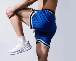 Shorts de sport bleus pour hommes avec bande latérale, taille à cordon de serrage, séchage rapide, tissu en maille, longueur mi-cuisse, vêtements de sport - Product Image 4