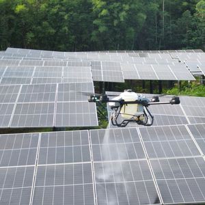 Robot de Limpieza de Paneles Solares JIUSI D50R Eficiente y Seguro con Luces LED y Control Remoto para una Amplia Gama de Aplicaciones - Product Image 1