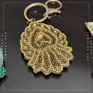 Breloques élégantes pour sacs en perles de rocaille avec motifs détaillés, breloques brodées en perles de rocaille de créateur pour sacs à main stylés - Product Image 1