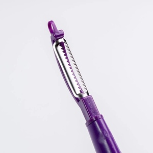 Éplucheur à julienne JAYA MATA JM124 violet, lame pivotante en acier inoxydable, poignée ergonomique pour les légumes, les fruits en bandes et les zestes - Product Image 2