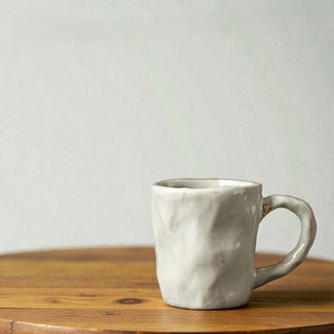 Taza grande de cerámica hecha a mano con boca ancha y asa gruesa, ideal para servir café de la mañana, sopas o avena. Por UO - Product Image 4