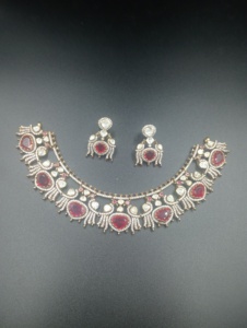 ชุดเครื่องประดับทองชุบเงินคลาสสิกจาก Amaira Jewels ประดับด้วยพลอยเพทายสีแดง ดีไซน์ลายดอกไม้ สำหรับผู้หญิง เหมาะสำหรับงานแต่งงาน สไตล์ราชสถาน - Product Image 4