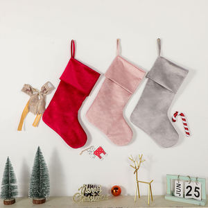 Chaussettes de Noël en velours rouge, rose et gris, douces, brodées, décoratives à suspendre - Product Image 1
