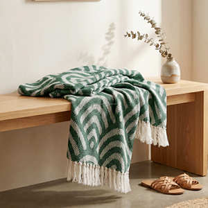 Plaid Chevron en coton recyclé vert sauge pour canapé et fauteuil, avec tissage texturé et franges décoratives pour un décor naturel - Product Image 1