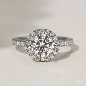 แหวนหมั้นแบบฮาโล ประดับเพชรด้านข้าง ทอง 14K เพชรทรงกลม 1.5 กะรัต เพชรเลี้ยงในห้องปฏิบัติการ เครื่องประดับชั้นดี สง่างามเหนือกาลเวลา - Product Image 1