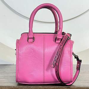 Sac de voyage spacieux en cuir de vachette artisanal avec motif cœur, idéal pour les week-ends et les vacances, unisexe - Product Image 6