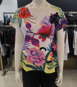 Camiseta de Mujer con Cuello en V, Estampado Digital, Transpirable, de Algodón 100%, Jersey Sencillo de Primera Calidad, 180 GSM, Elegante y Cómoda - Product Image 3