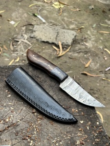 Cuchillo de desollar hecho a mano de acero de Damasco con mango de palisandro y madera Pakka, personalizado OEM ODM, artesanal premium, de espiga completa, para caza - Product Image 1