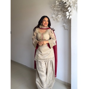 Conjunto de Salwar de Seda Organza con Bordado Intenso para Mujer, con Dupatta Estampada, para Fiestas y Ocasiones Especiales - Product Image 1