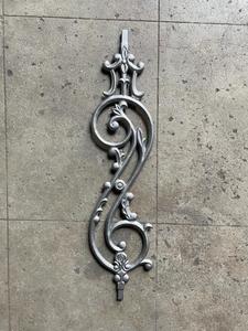 Pièce d'escalier victorienne en fer forgé, motif décoratif en spirale, construction durable, balustrade élégante, architecture classique intemporelle. - Product Image 1