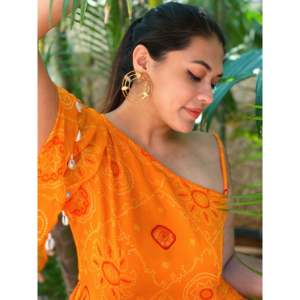 Robe longue élégante asymétrique en georgette orange Bandhani Style De Mison, coupe trapèze, taille élastique, imprimé dessiné à la main, pièce unique - Product Image 3