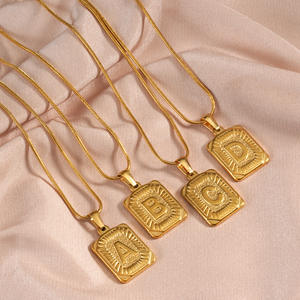 Collar de Cadena de Hueso de Serpiente de Acero Inoxidable con Baño de Oro de 18K y Colgante de Acero Titanio, Dijes Modernos para Europa y América - Product Image 1